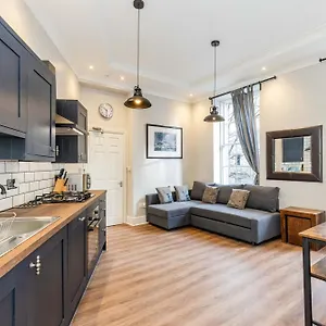 Apartamento Traditional 3 Bedroom Quiet Duplex Flat By High St, Trams And Buses - Just 1-5 Miles To Centre, Edimburgo