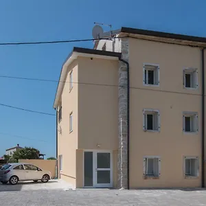 Lana House With Appartamento Petrovija